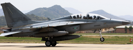 한ㆍ미 공군의 대규모 연합공중훈련 '프리덤 플래그' 훈련 이틀째인 18일 광주 광산구 제1전투비행단에서 한국 공군 조종사들이 FA-50 전투기로 항공훈련을 마치고 착륙하고 있다. [연합뉴스]